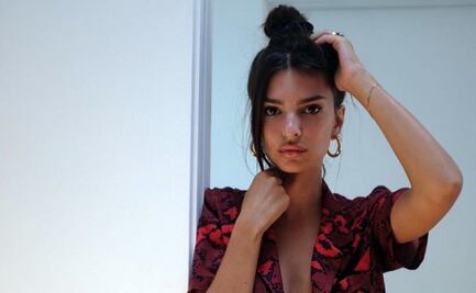 Emily Ratajkowski luce abdomen tonificado con bikini 