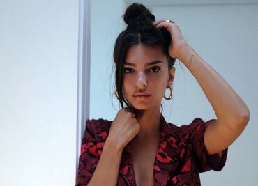 Emily Ratajkowski luce abdomen tonificado con bikini