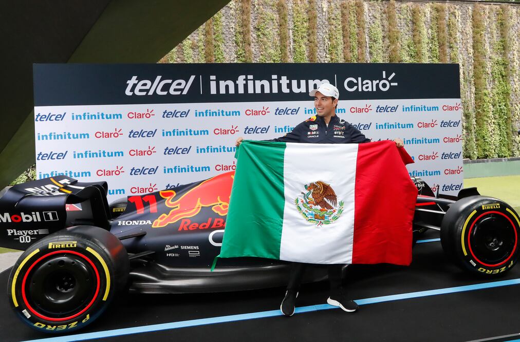 El piloto mexicano Sergio "Checo" Pérez posa hoy durante una rueda de prensa, en la Ciudad de México (México). EFE/Mario Guzmán