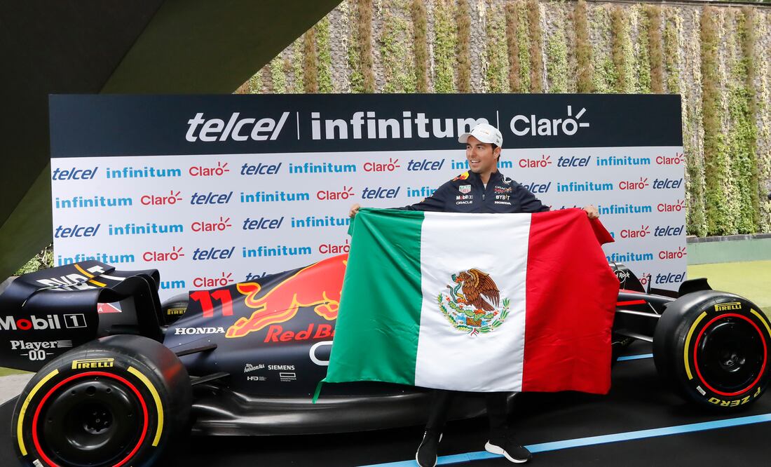 El piloto mexicano Sergio "Checo" Pérez posa hoy durante una rueda de prensa, en la Ciudad de México (México). EFE/Mario Guzmán