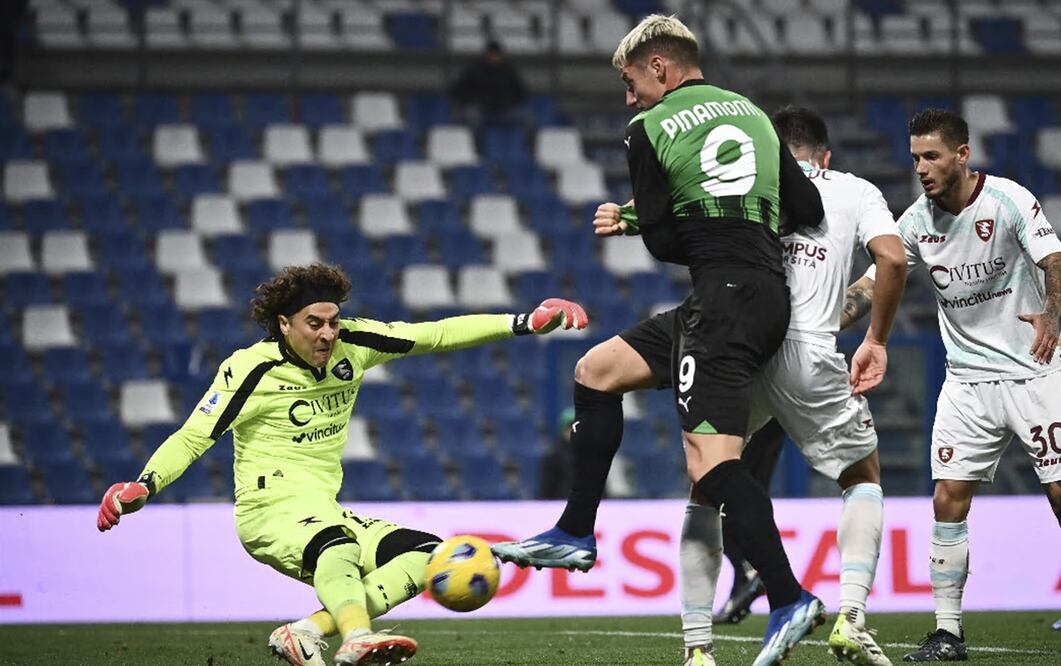 Guillermo 'Memo' Ochoa brilla y salva el empate del Salernitana ante el Sassuolo. Foto AP