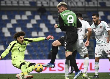 'Memo' Ochoa brilla y salva el empate del Salernitana ante el Sassuolo. VIDEO