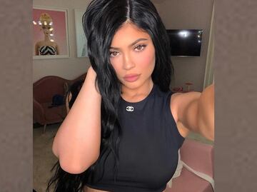 Kylie Jenner presume lencería neón con vestido traslúcido