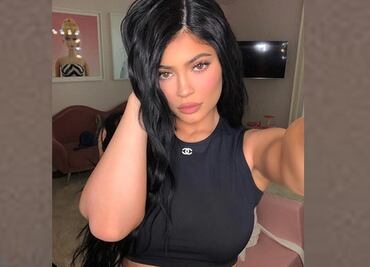 Kylie Jenner presume lencería neón con vestido traslúcido
