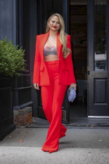 Chrissy Teigen se luce con atuendo bralette y lujoso traje en Nueva York 