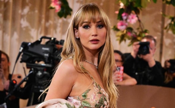 Jennifer Lawrence se roba la atención con espectacular vestido transparente y ‘nude’