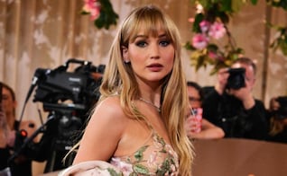 Jennifer Lawrence se roba la atención con espectacular vestido transparente y ‘nude’