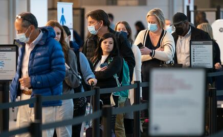 Canadá mantiene la obligación de usar cubrebocas en aviones y trenes