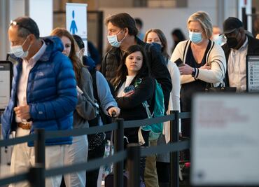 Canadá mantiene la obligación de usar cubrebocas en aviones y trenes
