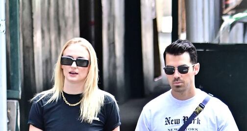 Sophie Turner deslumbra con sencillo look braless en Nueva York