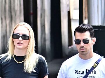 Sophie Turner deslumbra con sencillo look braless en Nueva York