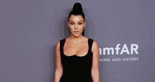 Kourtney Kardashian luce bikini de impacto junto a la piscina 