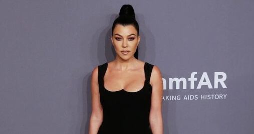 Kourtney Kardashian luce bikini de impacto junto a la piscina 
