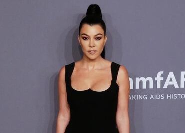Kourtney Kardashian luce bikini de impacto junto a la piscina
