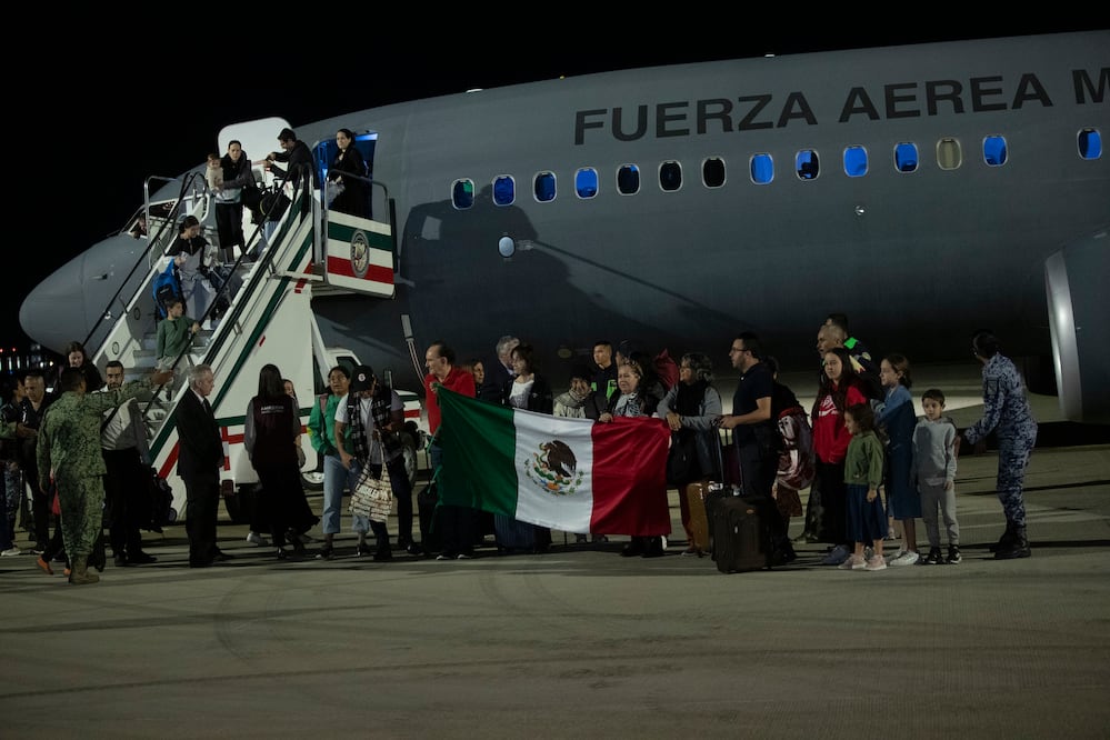 Dos aviones del Ejército mexicano viajan rumbo a Israel para iniciar puente aéreo a España. EFE/Isaac Esquivel