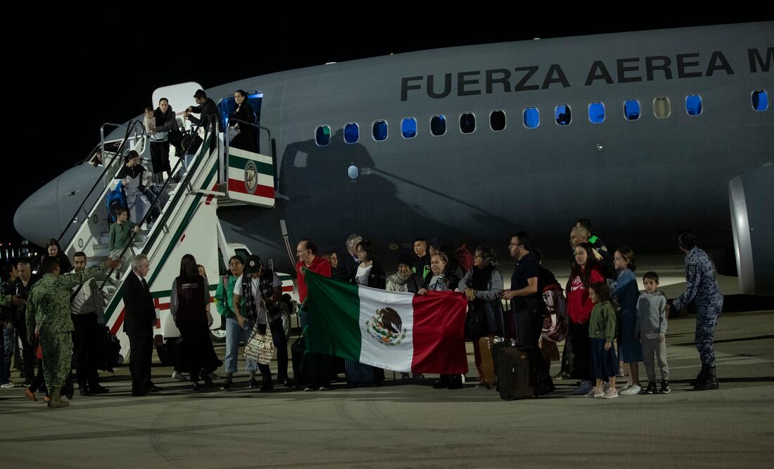 Dos aviones del Ejército mexicano viajan rumbo a Israel para iniciar puente aéreo a España. EFE/Isaac Esquivel