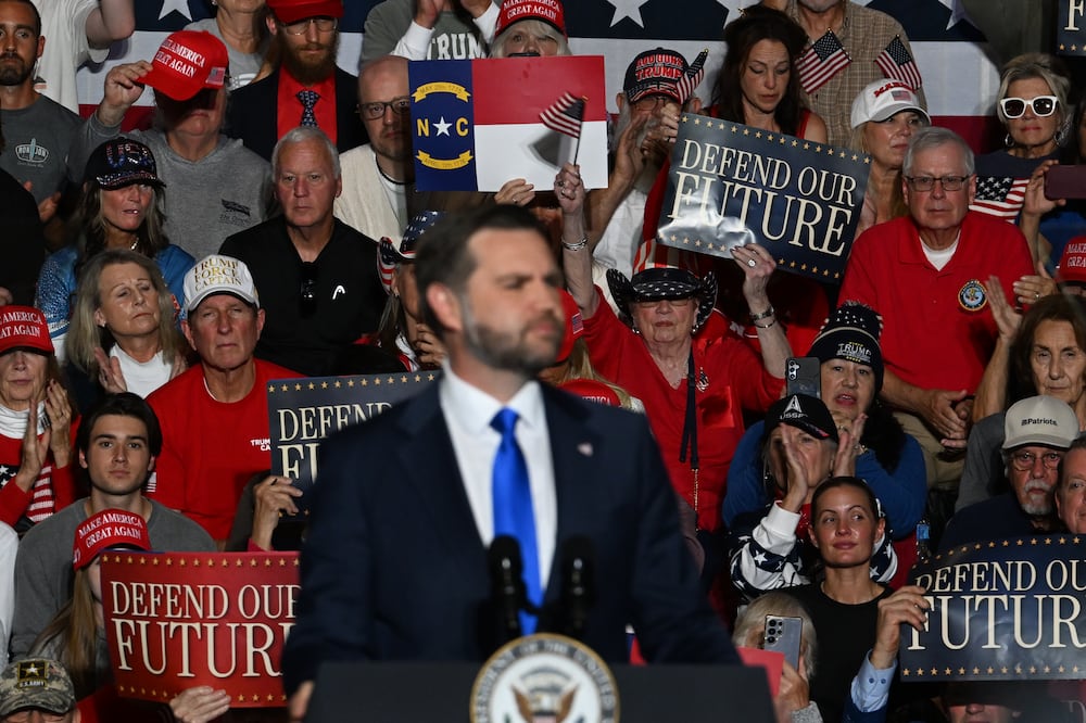 JD Vance insinúa que un manifestante es inmigrante ilegal tras interrumpir su mitin. VIDEO(Kenny Holston/The New York Times via AP)