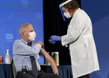 Fauci recibe la vacuna anticovid de Moderna; pide confiar en ella