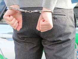 Hombre blanco arrojó ácido al rostro de un latino; lo condenan por racismo