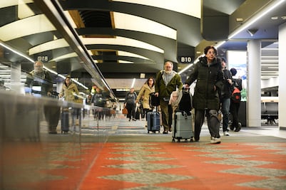 Horror en el Metro de Chicago: mujer es incendiada durante una pelea y hay un detenido