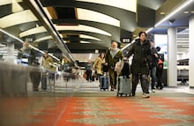 Horror en el Metro de Chicago: mujer es incendiada durante una pelea y hay un detenido