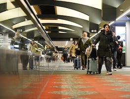 Horror en el Metro de Chicago: mujer es incendiada durante una pelea y hay un detenido