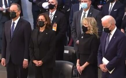 Video. Biden cambia asiento con su esposa para alejarse de Kamala Harris en homenaje