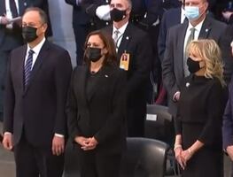 Video. Biden cambia asiento con su esposa para alejarse de Kamala Harris en homenaje