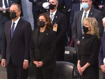 Video. Biden cambia asiento con su esposa para alejarse de Kamala Harris en homenaje