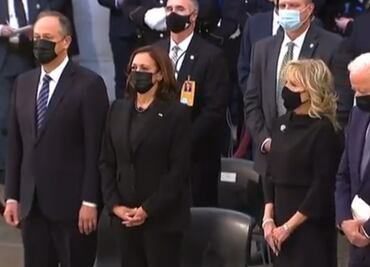 Video. Biden cambia asiento con su esposa para alejarse de Kamala Harris en homenaje