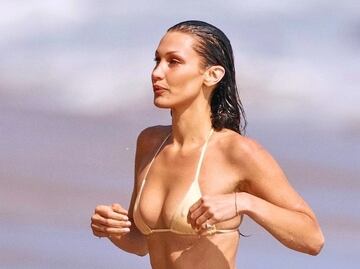Bella Hadid se “roba” todas las miradas con diminuto bikini nude en Malibú