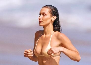 Bella Hadid se “roba” todas las miradas con diminuto bikini nude en Malibú