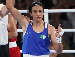 Boxeadora Imane Khelif, inmersa en polémica de género, pasa a final olímpica de 66 kg