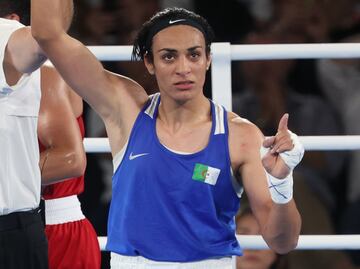 Boxeadora Imane Khelif, inmersa en polémica de género, pasa a final olímpica de 66 kg
