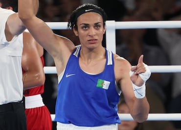 Boxeadora Imane Khelif, inmersa en polémica de género, pasa a final olímpica de 66 kg