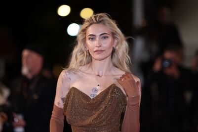 Paris Jackson arrasa Cannes con elegante vestido de raja al estilo Jessica Rabbit  