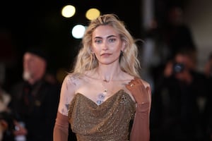 Paris Jackson arrasa Cannes con elegante vestido de raja al estilo Jessica Rabbit