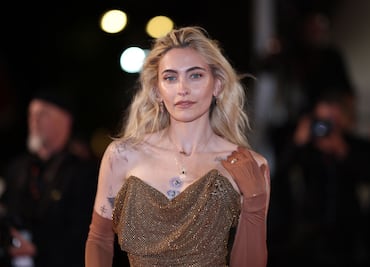 Paris Jackson arrasa Cannes con elegante vestido de raja al estilo Jessica Rabbit