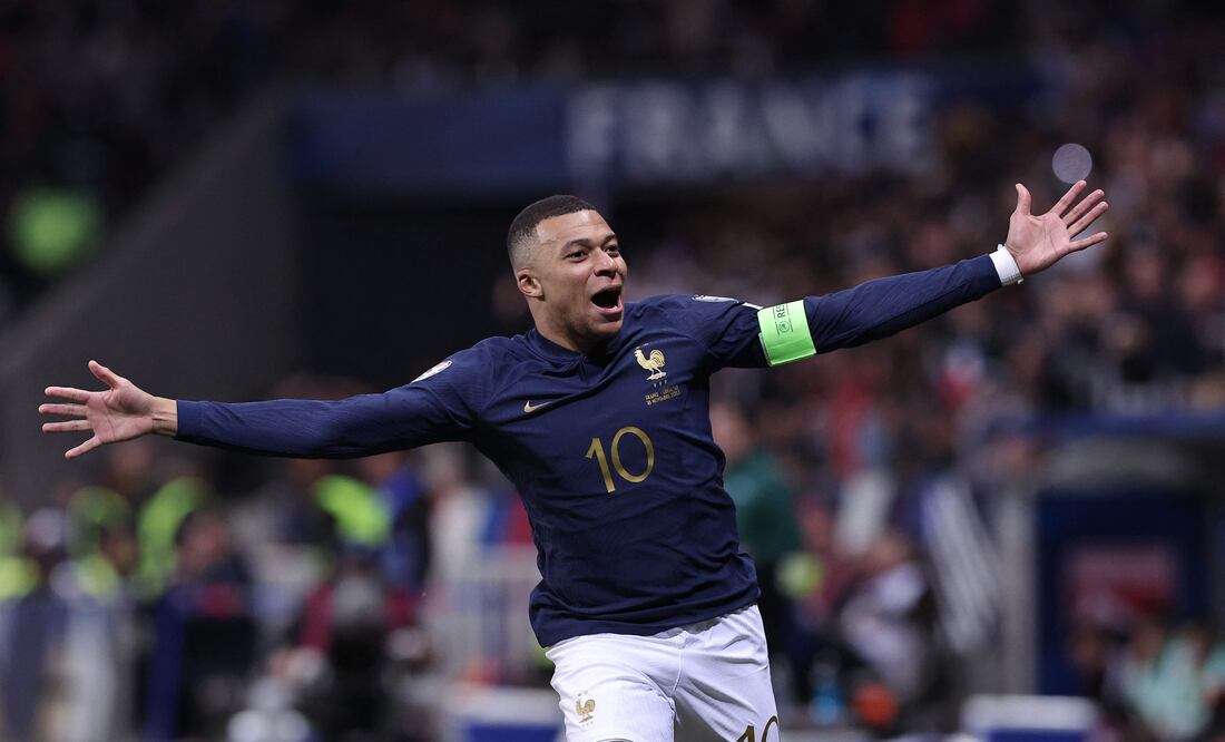 Real Madrid da bienvenida galáctica a Mbappé y se prepara para la 16ª Champions. (Photo by FRANCK FIFE / AFP)
