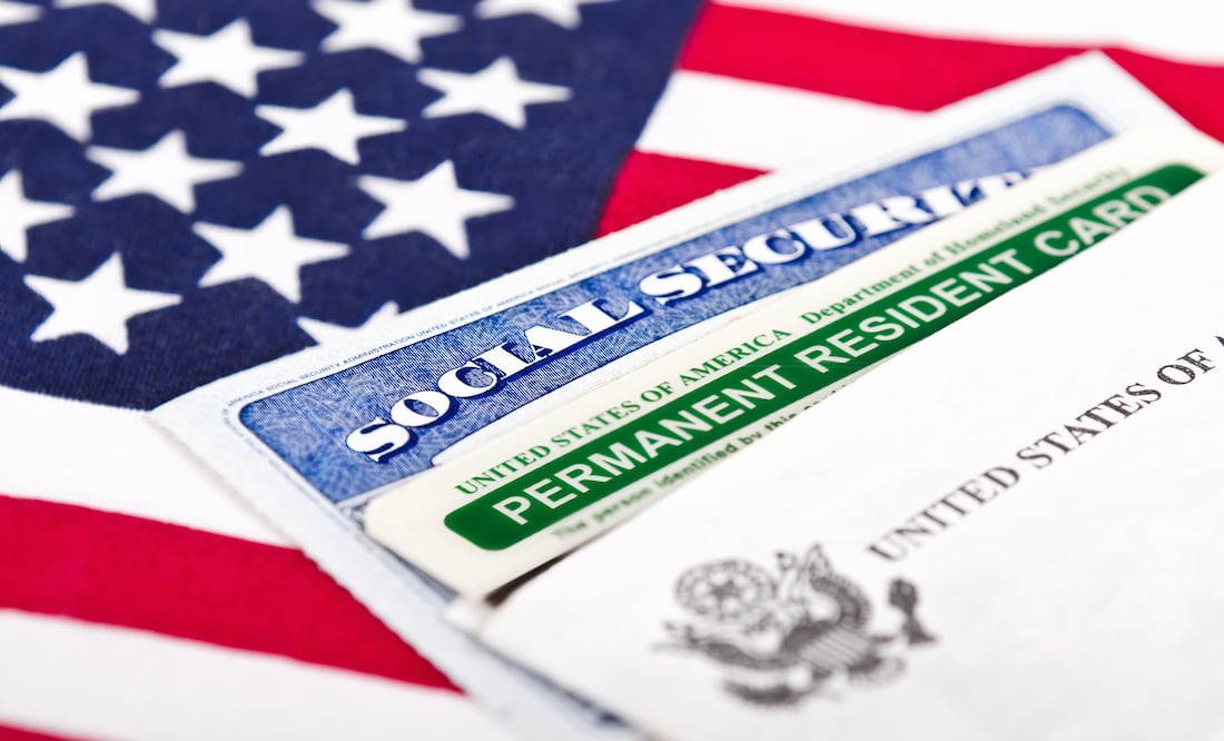 Trump revive su política más dura: rechazar residencias a inmigrantes de bajos recursos. Green Card/ iStock/leekris