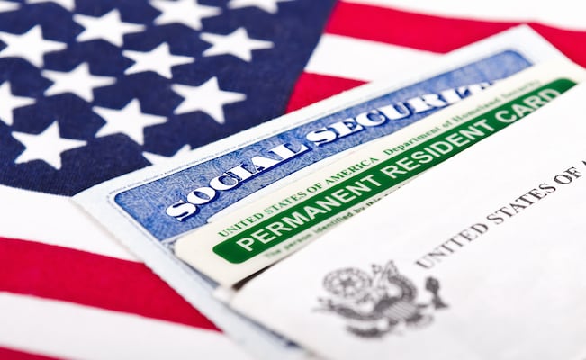 Trump revive su política más dura: rechazar residencias a inmigrantes de bajos recursos