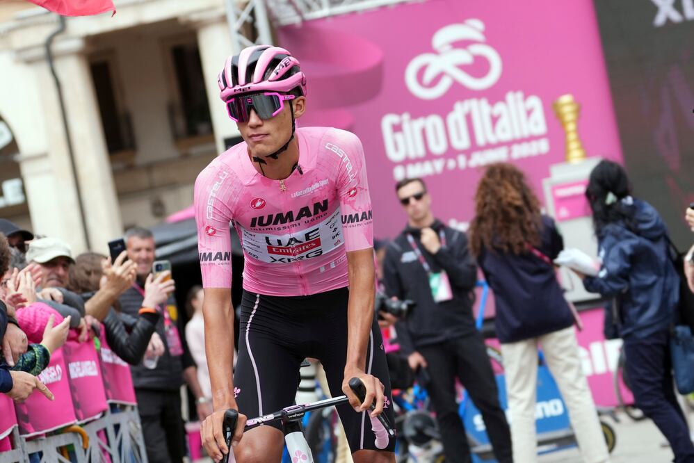 Isaac Del Toro sigue líder en el Giro de Italia ¿Se puede ver la carrera en México?  (Gian Mattia D'Alberto/LaPresse via AP)
