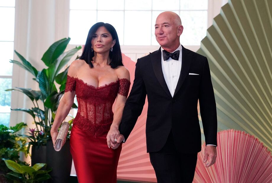 Lauren Sanchez y Jeff Bezos /AFP