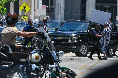 Hombre disfrazado de presidiario se enfrentó a caravana de Trump y envió mensaje