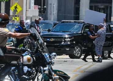 Hombre disfrazado de presidiario se enfrentó a caravana de Trump y envió mensaje