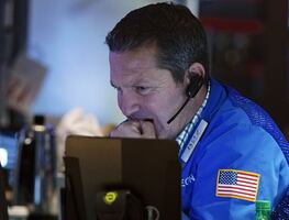 Nueva variante del Covid tira a Wall Street; cierra con la peor caída del año