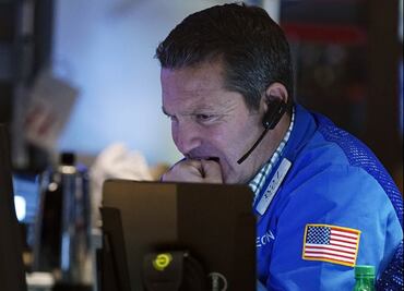 Nueva variante del Covid tira a Wall Street; cierra con la peor caída del año