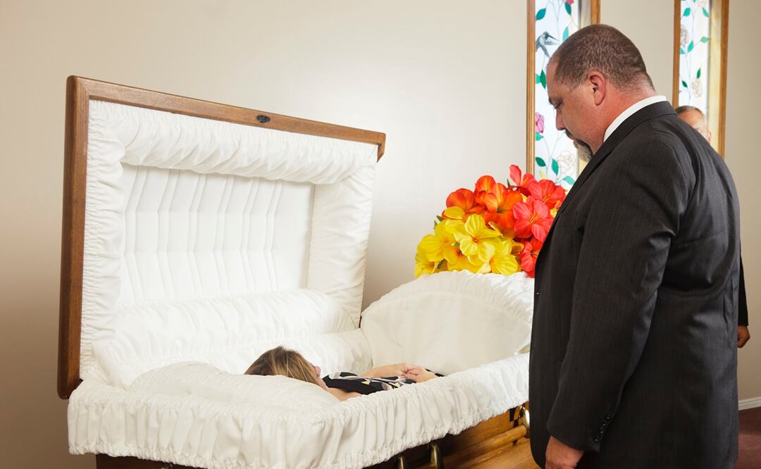 Anciana despierta dentro de su propio ataúd tras cinco horas de velatorio (Foto iStock / RichLegg)