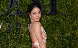 Vanessa Hudgens se quita el top del bikini y posa en las playas de las Filipinas