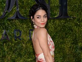 Vanessa Hudgens se quita el top del bikini y posa en las playas de las Filipinas